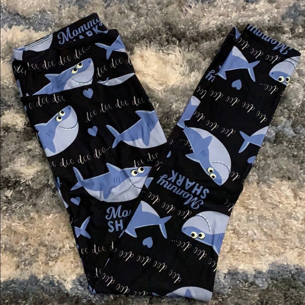 Mommy Shark Buttery soft leggings (OS)